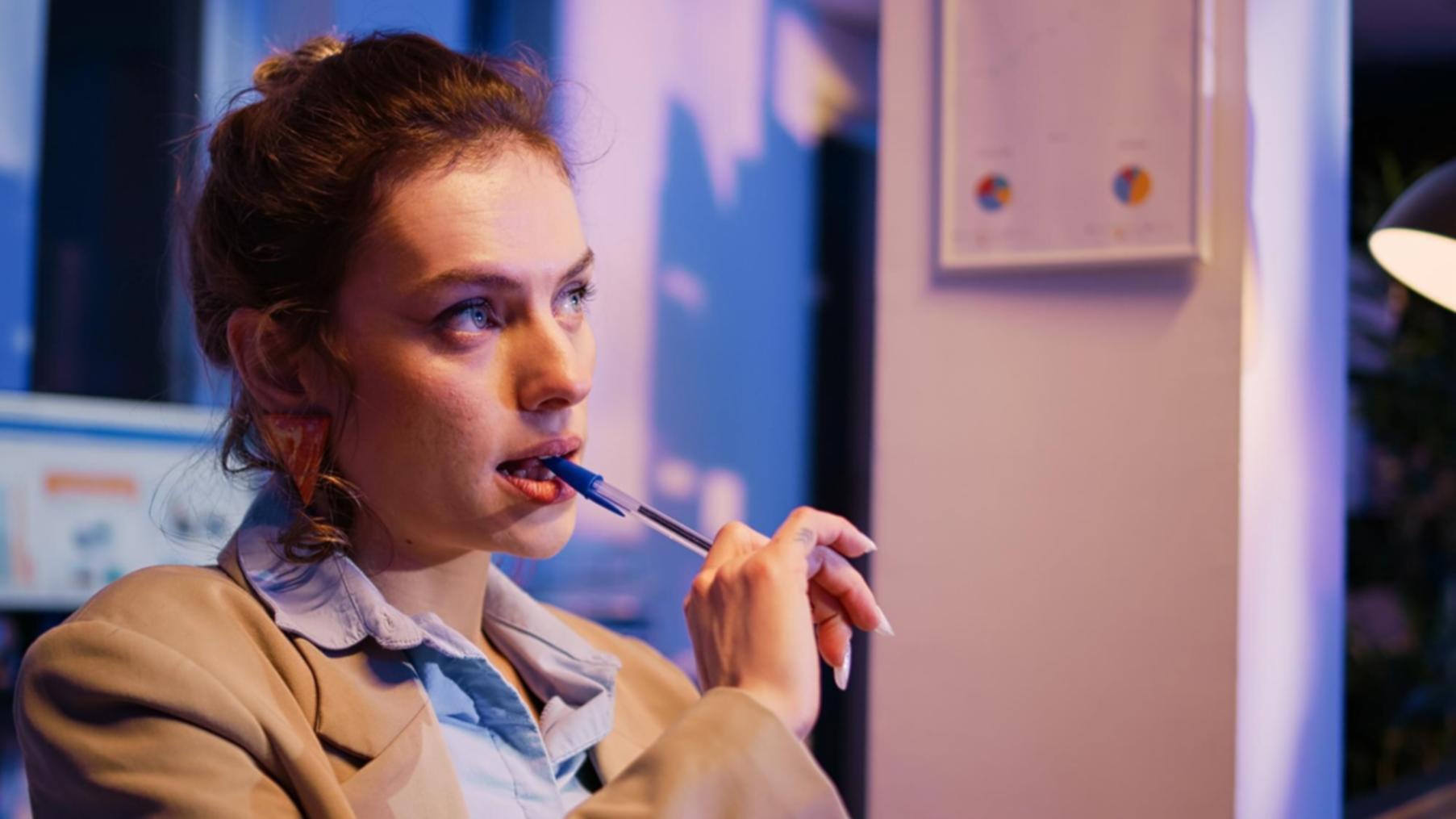 Arbeitsplatz mit modernem Setup und SEO-Analysetools