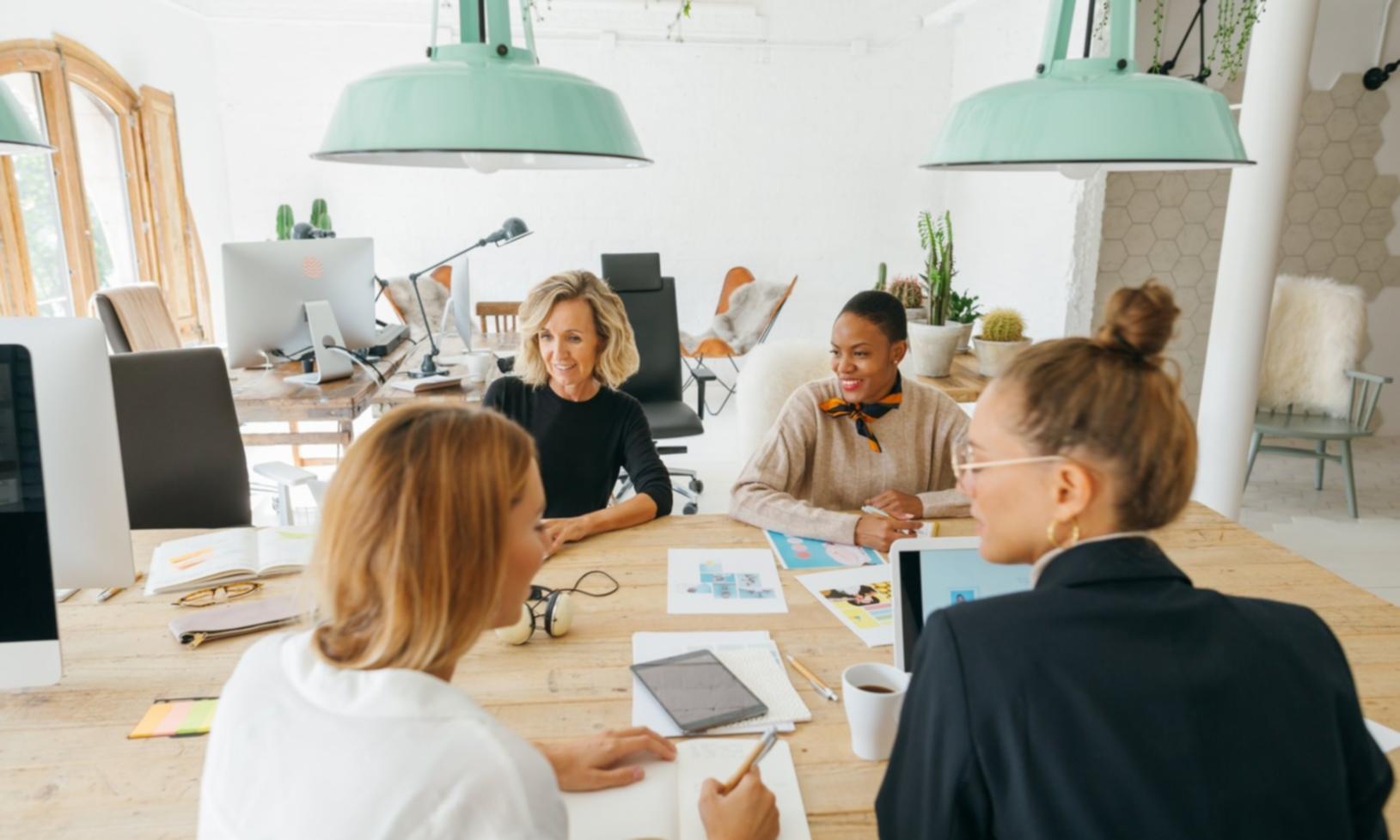Gemeinsame Arbeit an SEO-Projekten in unserem Büro
